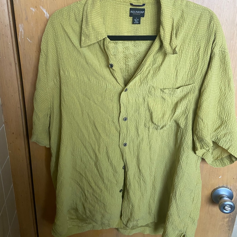 Size L green silky button up short sleeve top